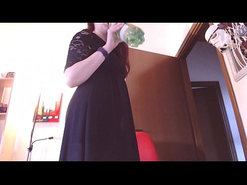 ❤️ Submisívna otrokyňa, ktorá miluje špinavé a šťavnaté nohavičky, je po zhliadnutí tohto videa nútená masturbovať! Super porno na nás