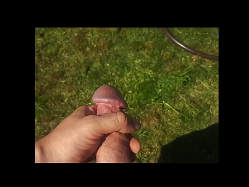 ❤️ Horúca kočka si nechá jebnúť ružovú kundičku a vystrieka sa so squirtom v letnej záhrade Super porno na nás