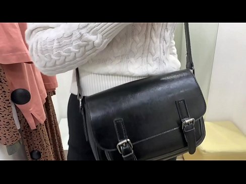 ❤️ Verejná masturbácia mladej sučky FeralBerry s robertkom v skúšobnej miestnosti Super porno na nás