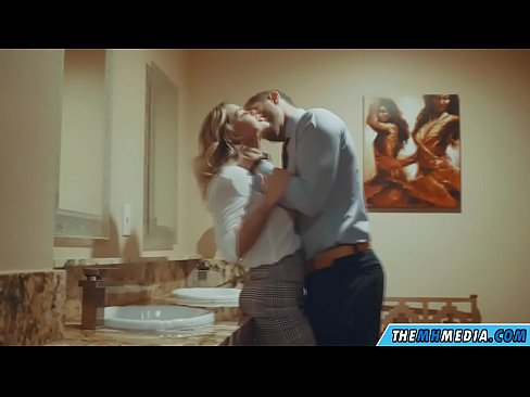 ❤️ Keď vás prsnatá blondínka zvádza na verejných toaletách Super porno na nás